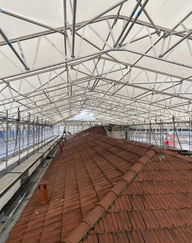 Copertura provvisoria Copertura provvisoria per ponteggio realizzata con travi e teli in PVC